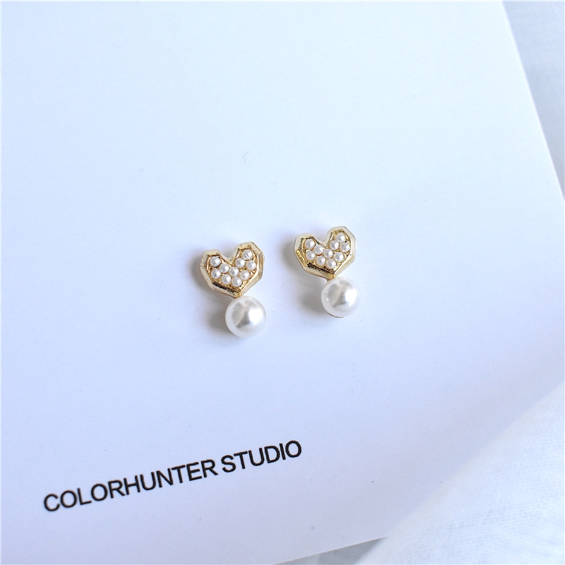 Exquisite Bright Anting Tusuk Bentuk Hati dengan Mutiara Elegan Lapis Emas untuk Wanita