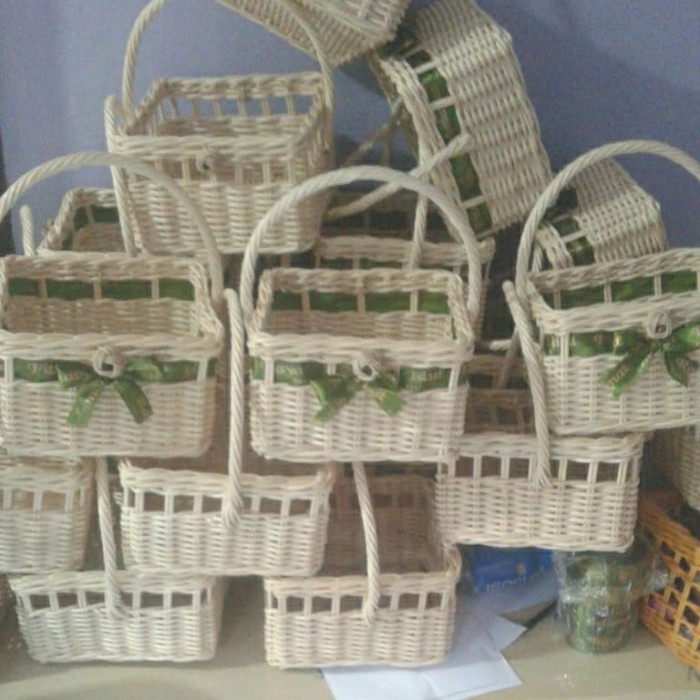 keranjang rotan tutup handle lubang vita parcel lebaran taun baru sovenir seserahan paket lebaran 21X21X13,5 CM