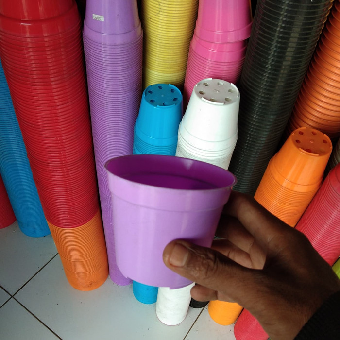 pot plastik warna warni 10cm