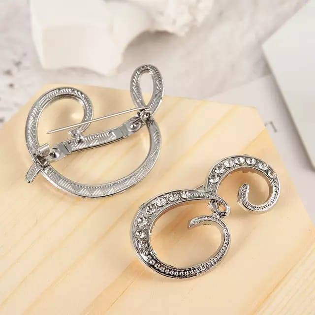 Bros huruf / bros lucu / bros alfabet / brooch / bros silver / bros gold / bros murmer / bros murah