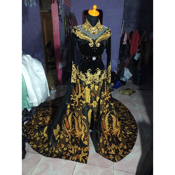 Setelan kebaya bludru dan ekor