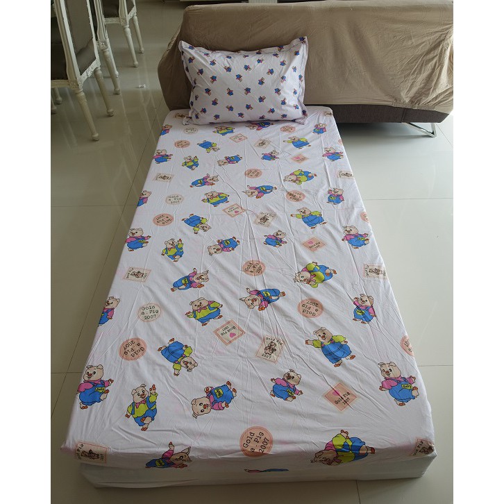 SALE sprei single bahan katun jepang semi reactive motif babi dasar putih (ada bercak blentong2 pink