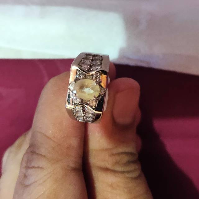 Cincin pria dengan mata utama natural sapphire kuning/yakut kuning