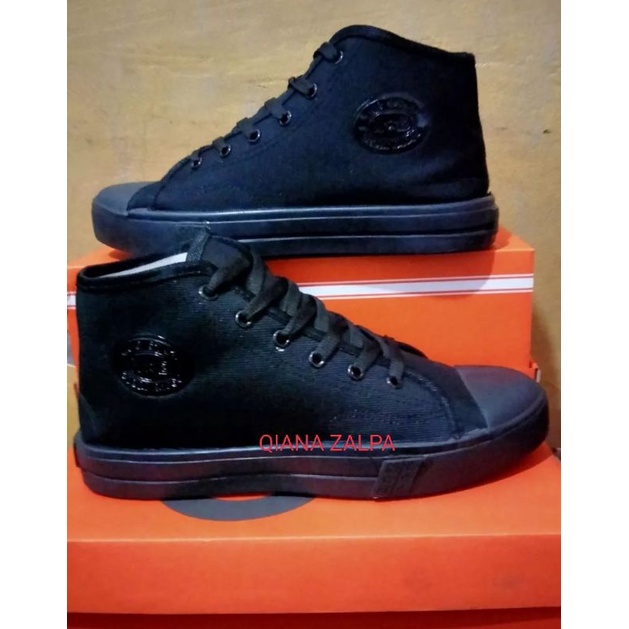 sepatu terlaris hitam polos. sepatu sekolah. terbuat dari bahan camvas ali