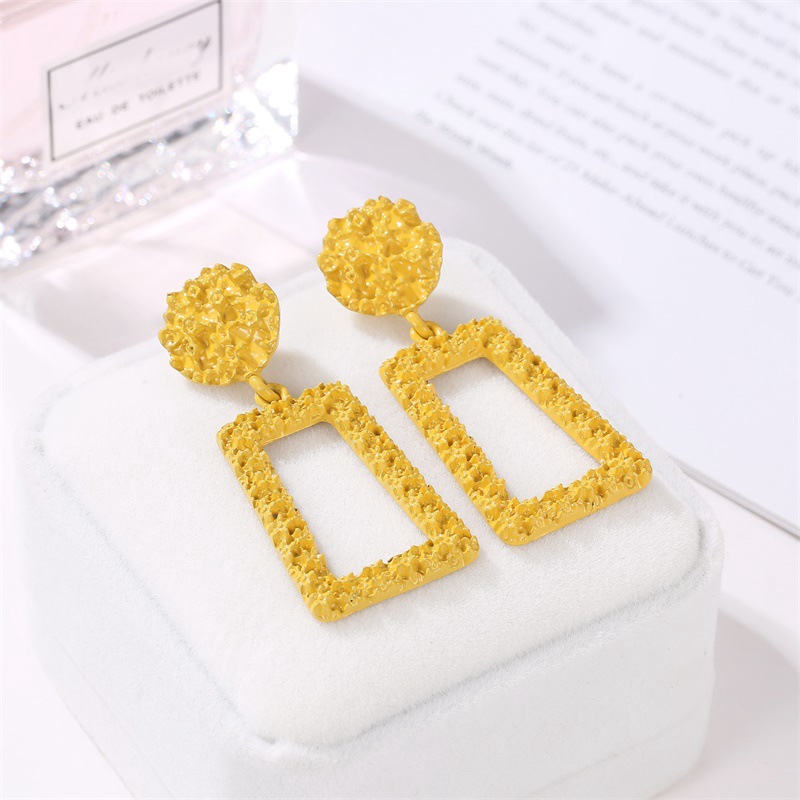 Anting-anting matte panjang retro Anting tren kotak timbul kecil