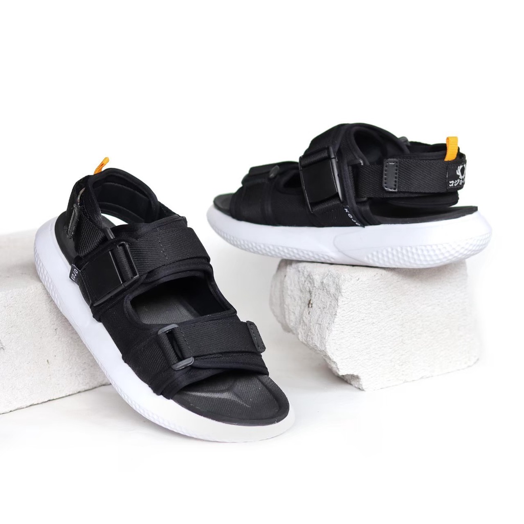 AKIRA BLACK ORIGINAL x KOJO Sandal Casual Hitam Pria Sendal Gunung Kasual Jalan Santai Harian Main Hangout Nongkrong Lebaran Traveling Fashion Distro Remaja Dewasa Outdoor Adventure Premium Travelling Footwear Tali 2 Strap Keren Terbaru Kekinian Branded