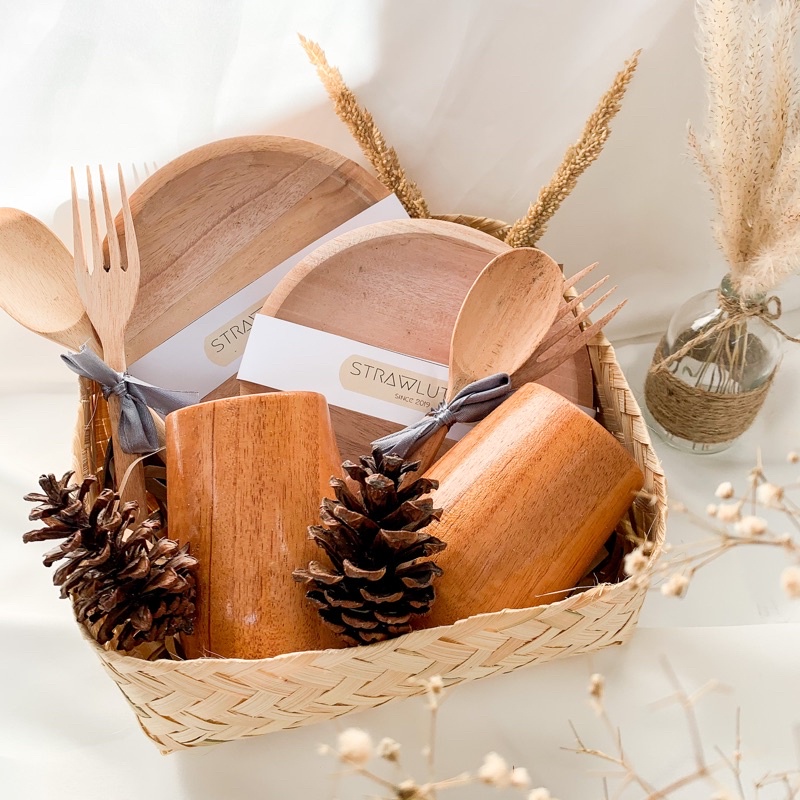 

Hampers (besek series) / kado ulangtahun / hampers lebaran / hadiah pernikahan / parcel lebaran / hampers natal / Kado Wedding / Kado Wisuda / Hampers kayu / Hampers