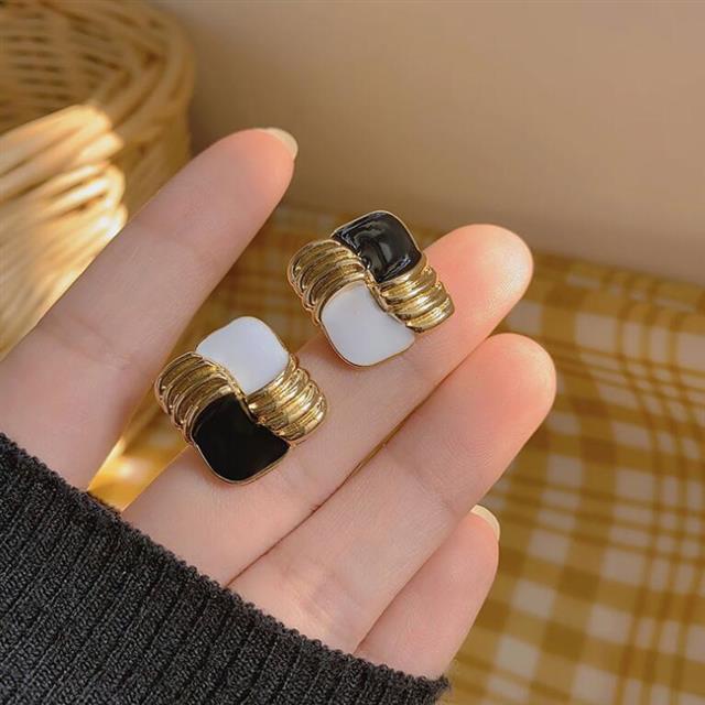 925 jarum perak hitam dan putih square stud anting-anting retro sederhana Korea pribadi fashion anti