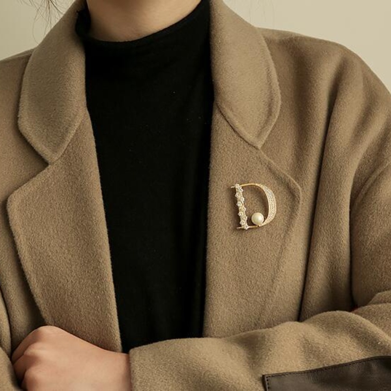 Bros Pin Bentuk Huruf D Hias Mutiara Berlian Zircon Anti Silau