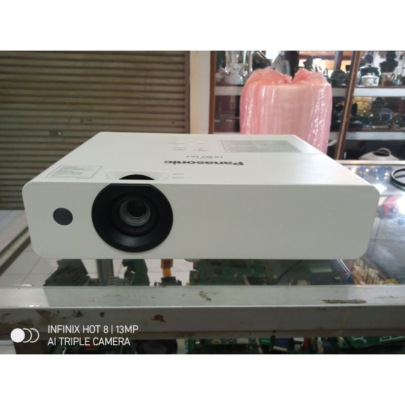 proyektor Panasonic PT LB303 xga. bekas normal terang
