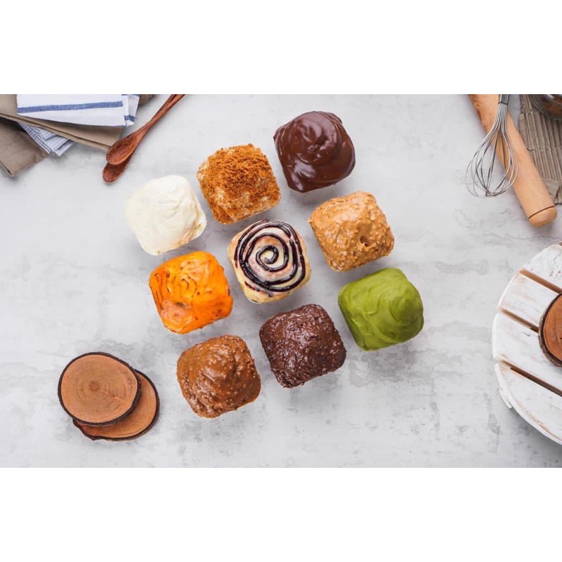 

Cinnamon Roll topping biscoff creamcheese / spicy tuna mentai