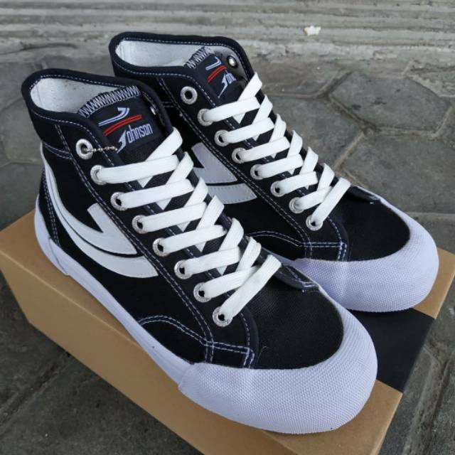 SEPATU JOHNSON PRO BLACK WHITE