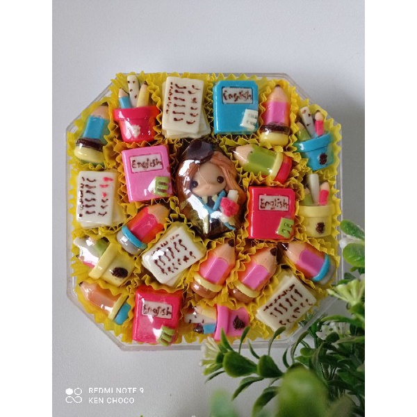 

coklat wisuda, buku, pensil