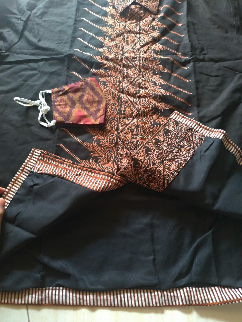 Kemeja Batik Pria Lengan Panjang Reguler Fit Lapis Furing Modhang Ireng