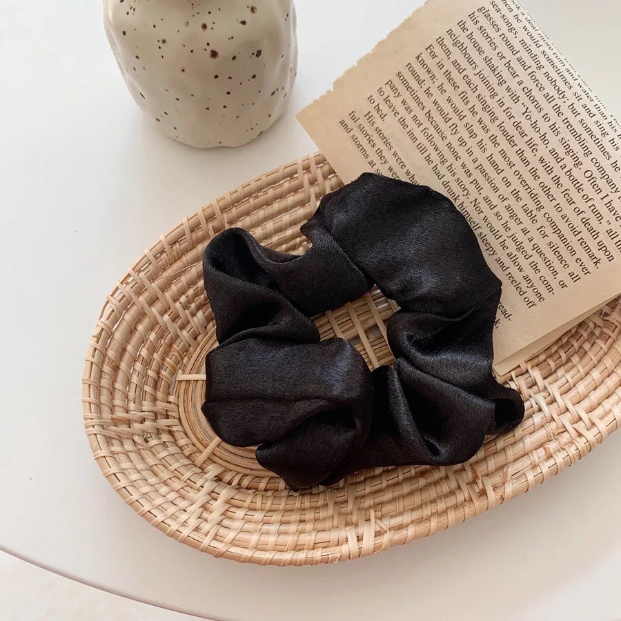 Ikat Rambut Satin Scruchie Fashion Korea [x]-Hitam