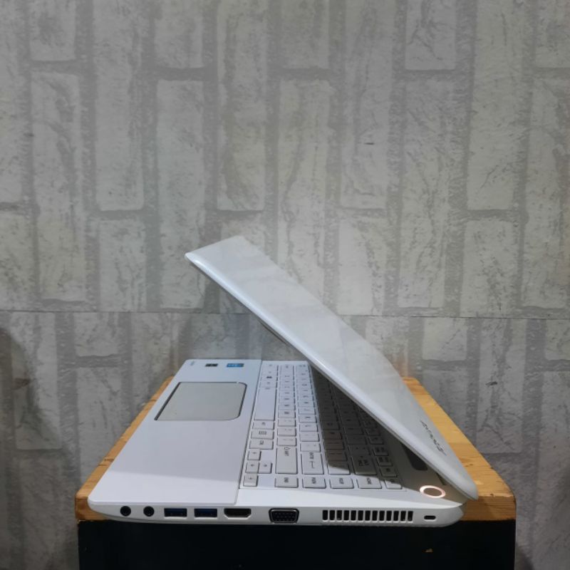 Laptop Toshiba L40-A intel Celeron Ram 4GB/HDD 500GB LAYAR 14INCH WINDOWS 10 SIAP PAKAI FULL APLIKASI