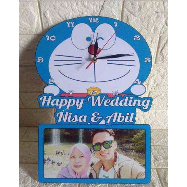 kado unik pernikahan jam dinding karakter doraemon