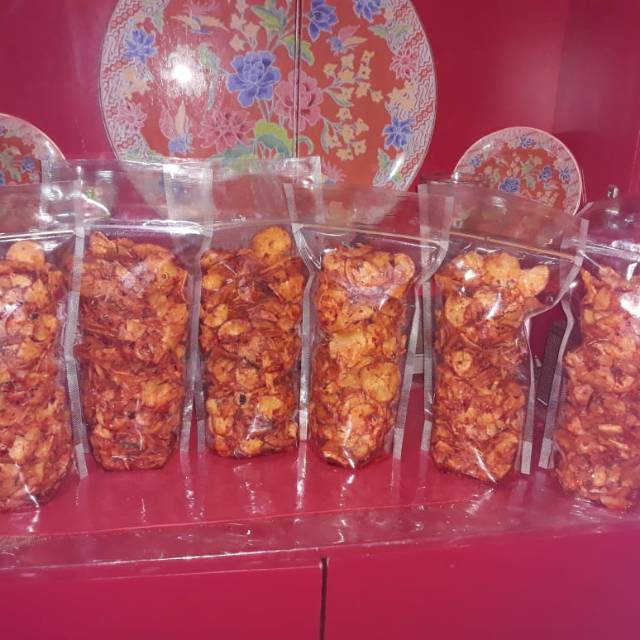 

Keripik singkong pedas daun jeruk