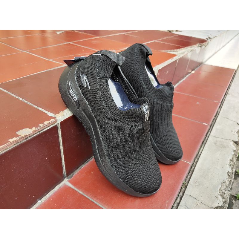 Skechers GOwalk Iconic Arch Fit Sepatu Pria Untuk Jalan Kaki