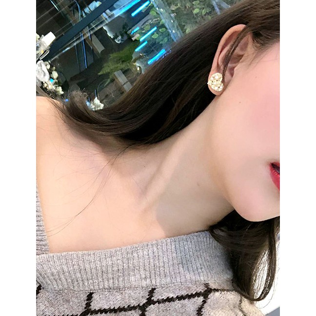 LRC Anting tusuk Fashion Golden Pearl Flower Hollow Metal Earrings D80645