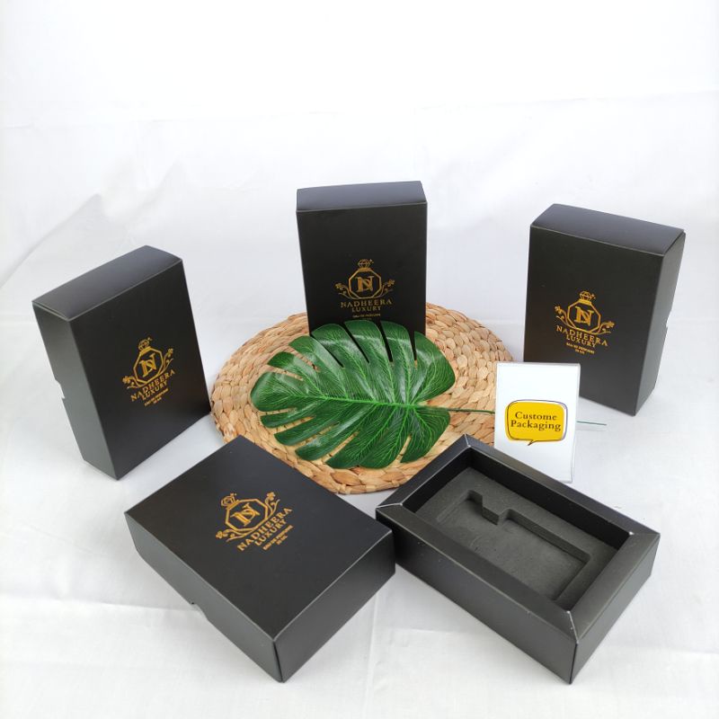 

CUSTOM KEMASAN / PACKAGING PREMIUM UNTUK BAJU, KERUDUNG, KAIN, PARFUME DLL (UK. 9,6x15,1x 3,5 CM)
