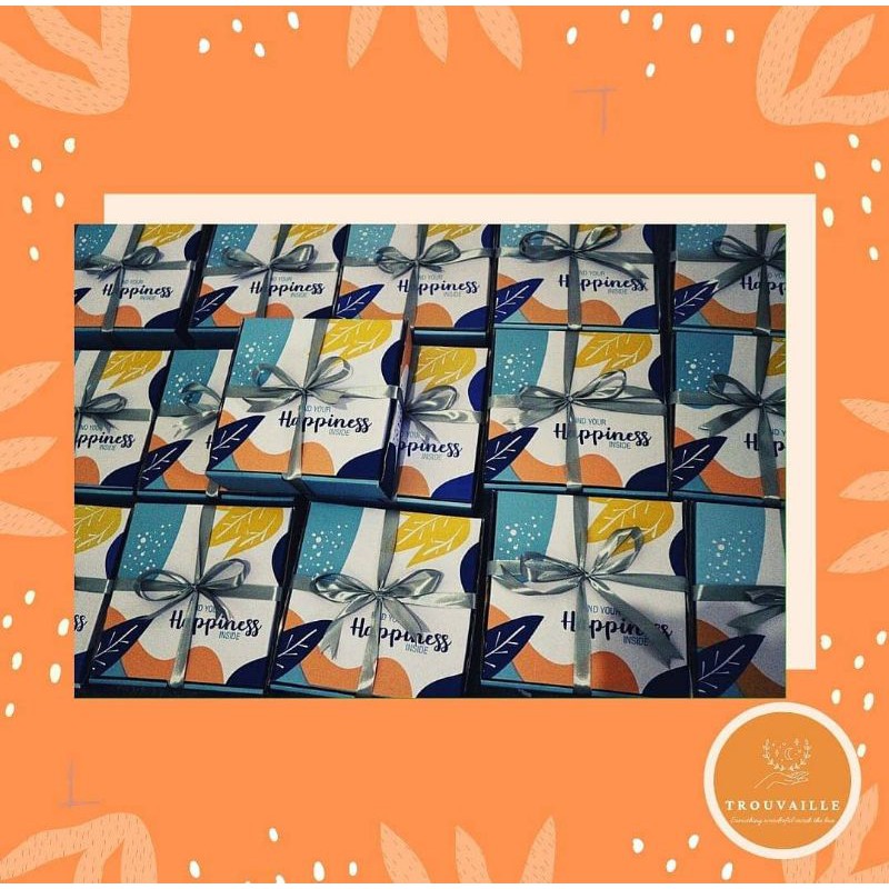 

Kotak Box Hampers Gift Kado Ulang Tahun Wisuda Black Happiness Autumn Floral 24*24*7 free Ucapan