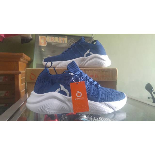 Sepatu running Ortuseight invaders biru