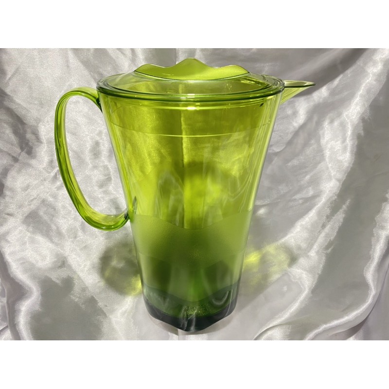 Green  pitcher  tupperware