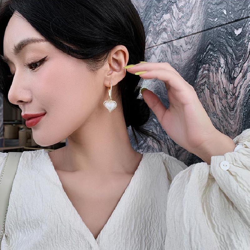 Anting Tusuk Gantung Desain Hati Hias Mutiara + Berlian Gaya Korea Untuk Wanita