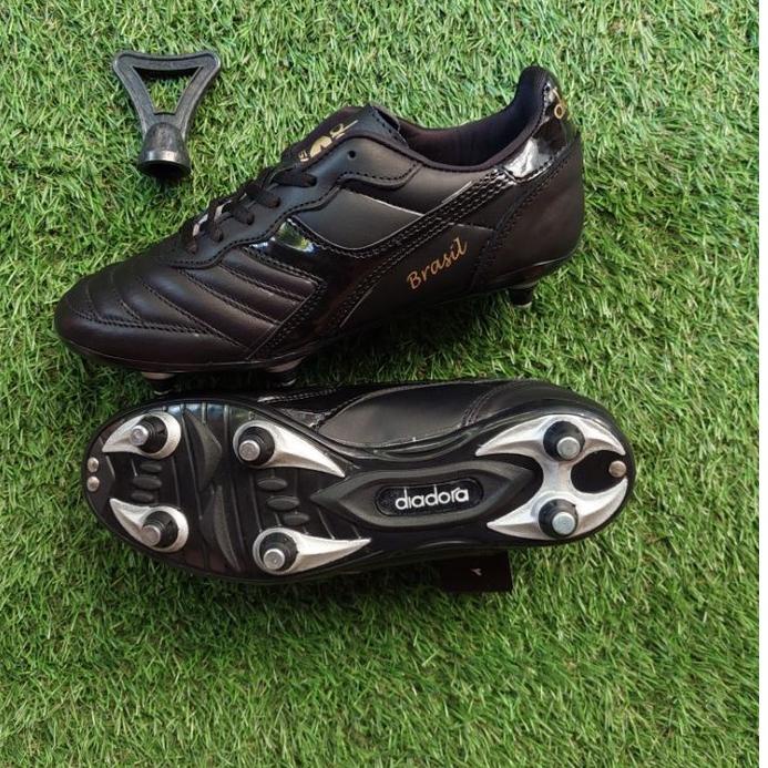 Muraaaahh.. Sepatu bola kulit diadora terbaru