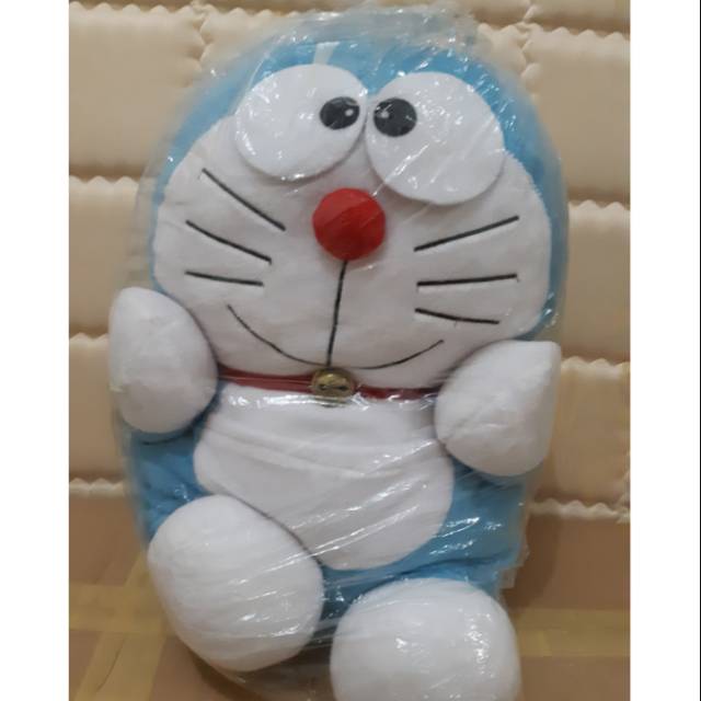 Boneka Doraemon besar