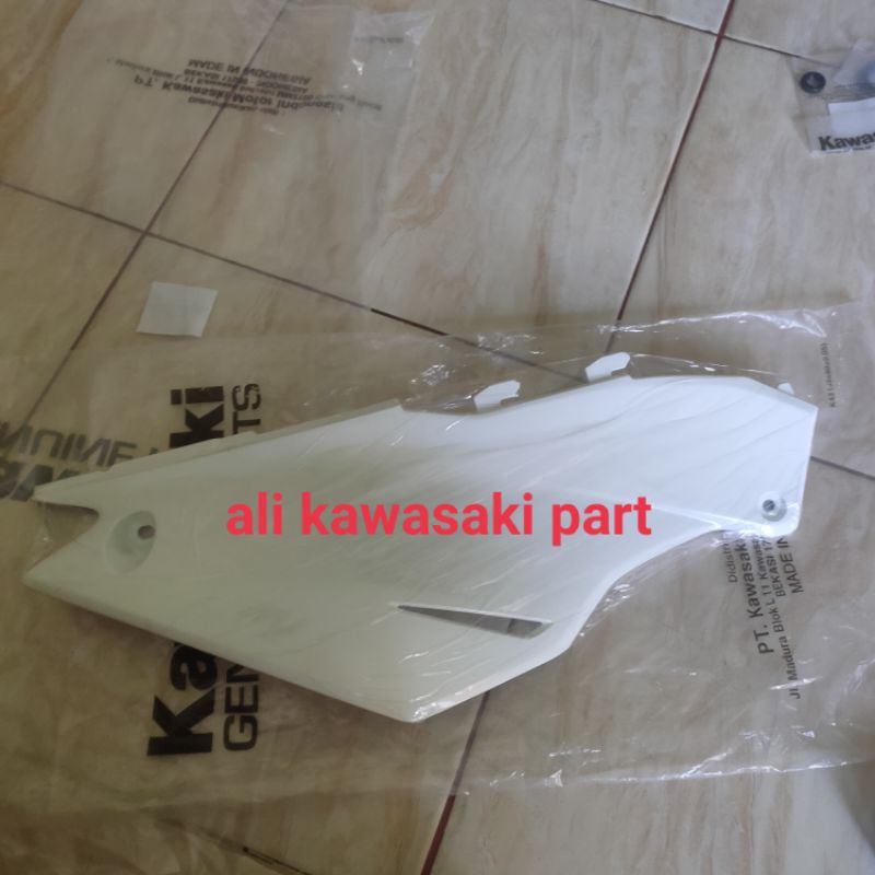 cover body bodi belakang side panel kanan putih klx 230 klx230 original
