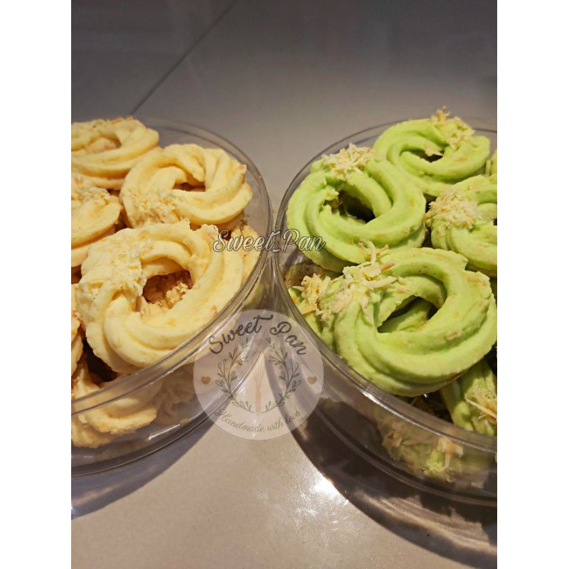 

PREMIUM KUE KERING COOKIES SEMPRIT KEJU JADUL CEMILAN HAMPERS PARCEL LEBARAN KEJU PANDAN READY SBY