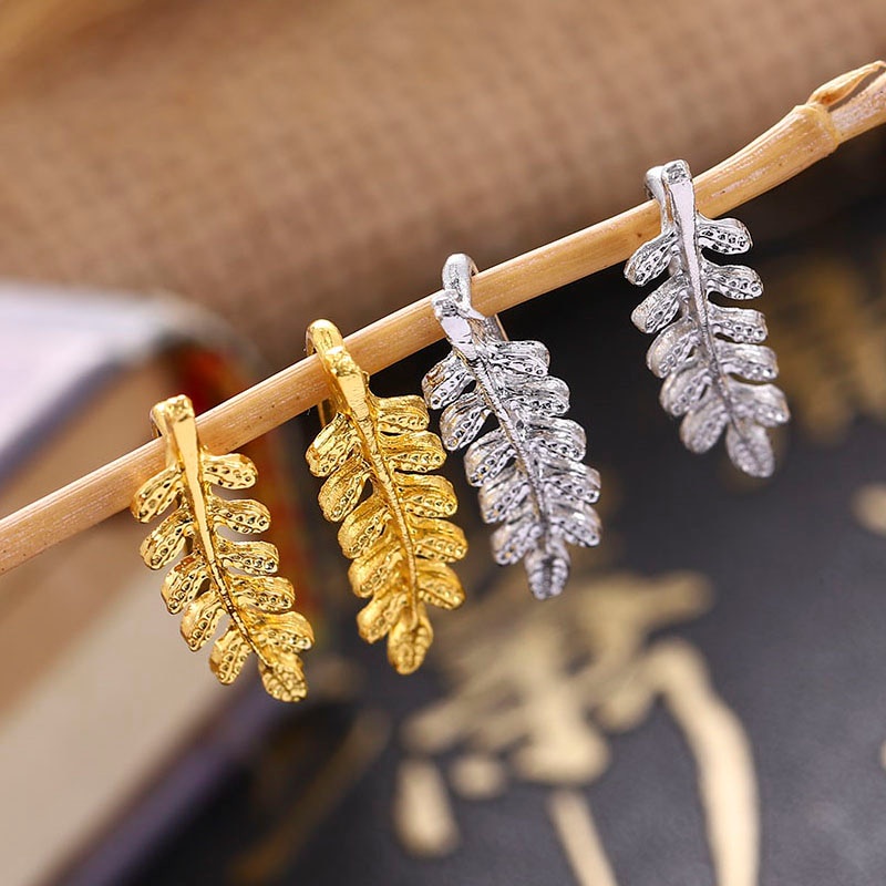 Anting Stud Kait Bentuk Daun Warna Emas Bahan Logam Gaya Vintage Punk Untuk Wanita