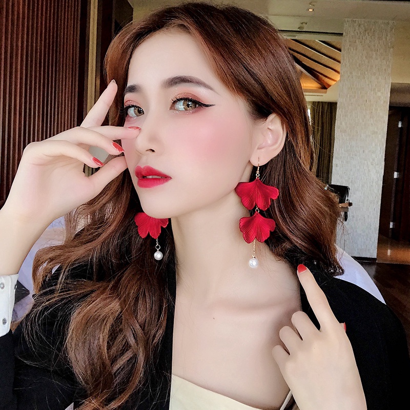 Anting Gantung Panjang Tusuk Sexy Motif Bunga Mawar Merah Aksen Hollow Untuk Perhiasan Wanita