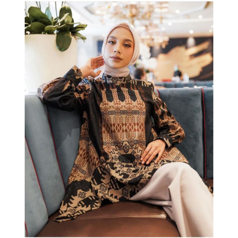 PILA BLOUSE WEARING KLAMBY