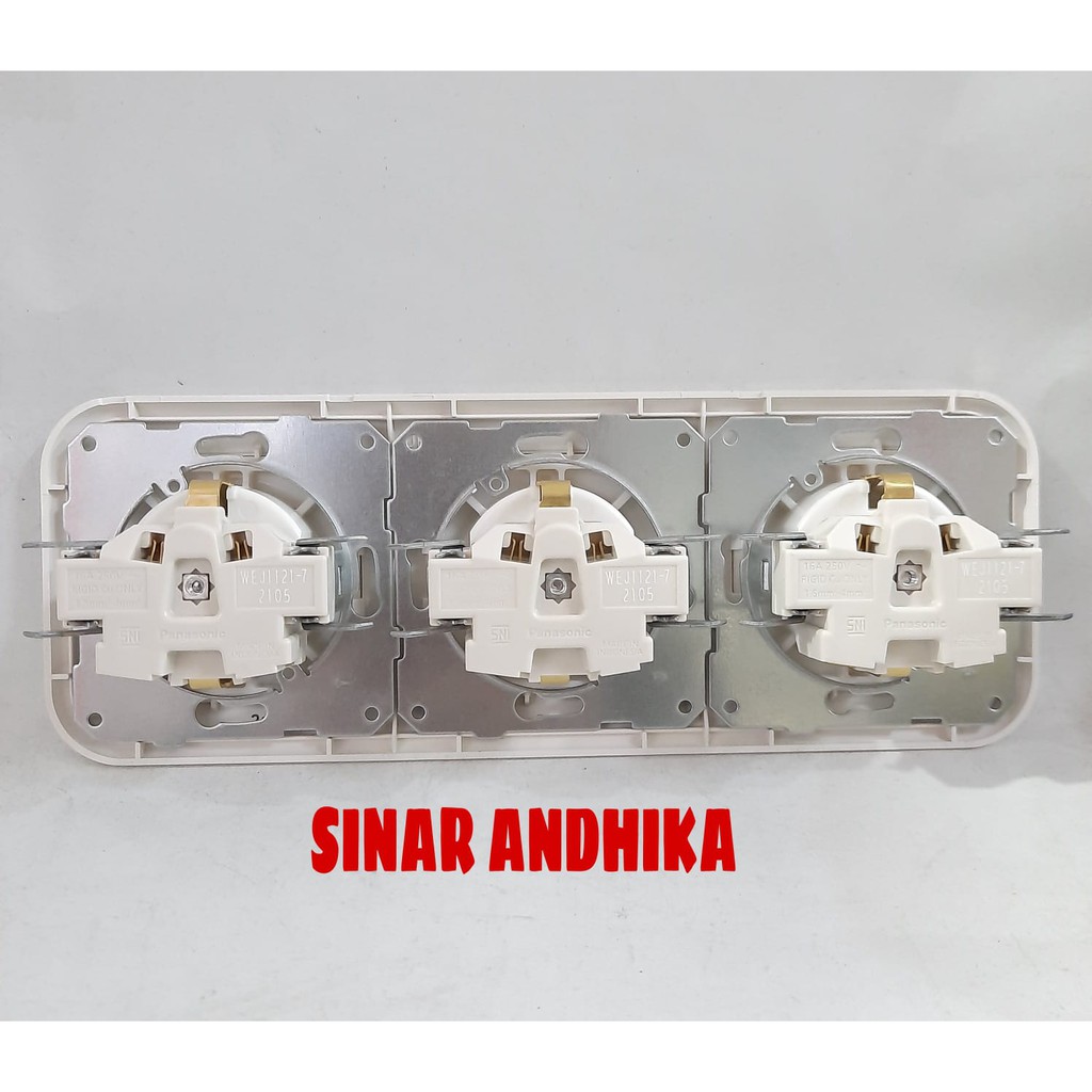 STOP KONTAK TRIPLE (CP) PUTIH WIDE SERIES PANASONIC WEJ 7823+WEJ 1121-7