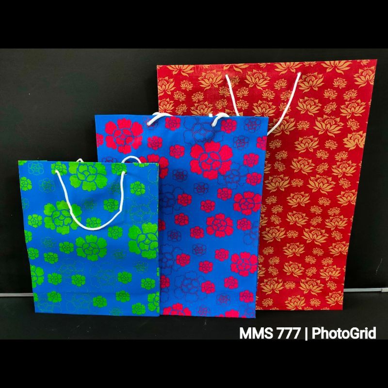 

Paper Bag Motif Bunga M Tanggung/Paper Bag/Tas Kertas