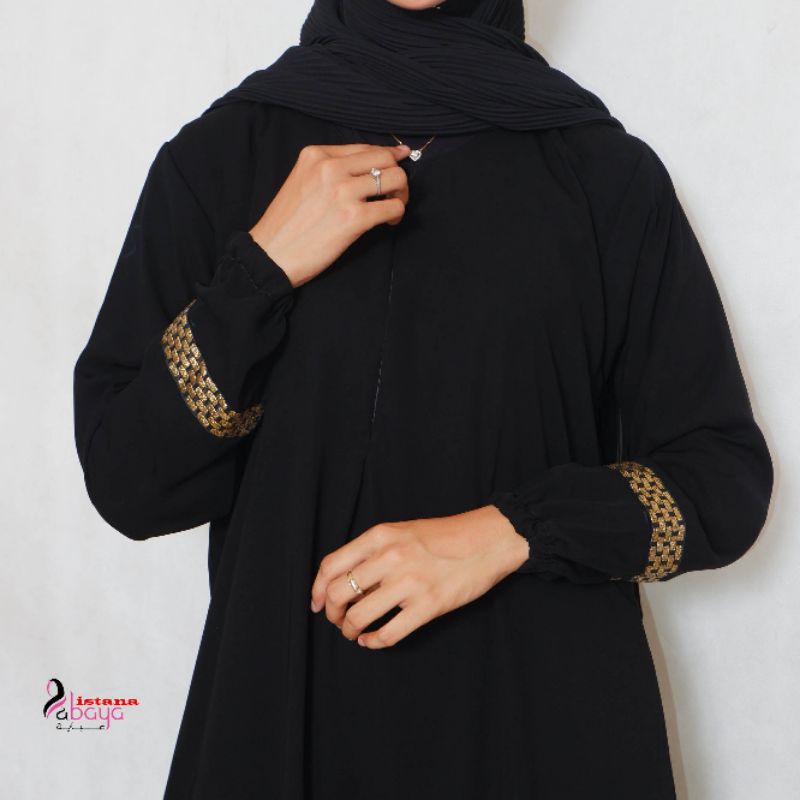 abaya polos.rempel dg aksen dadu catur Emas di tgn dan keliling di bwh!