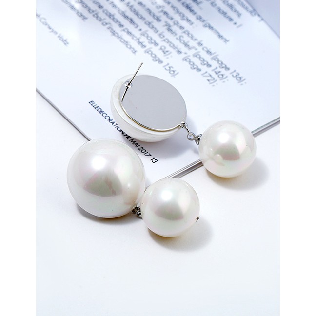 LRC Anting Tusuk Fashion White Pearl Earrings F33188