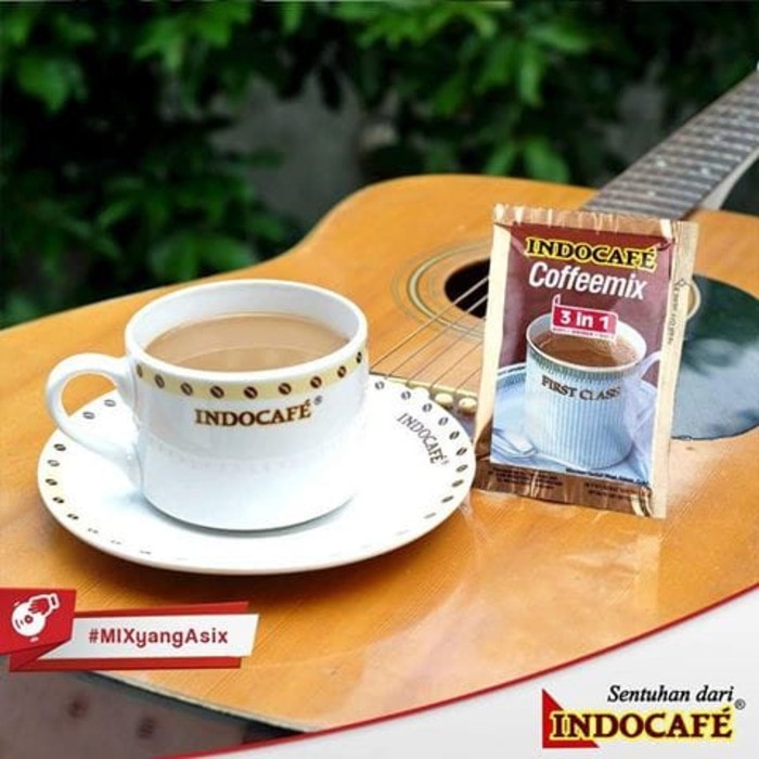 

1 sachet INDOCAFE Coffemix 3 in 1 ( kopi / coffee + krimer / creamer + gula ) Cofemix indo cafe .