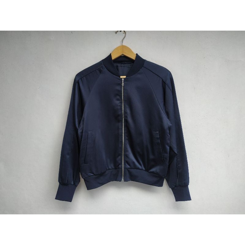 Wanita, GU by Uniqlo Bomber Jacket, size m, minus baret di bahu belakang (terlihat samar karena baha
