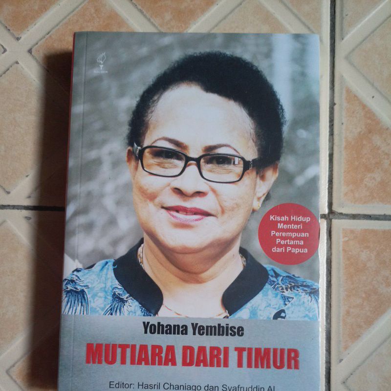 Buku mutiara dari timur by Yohana Yembise