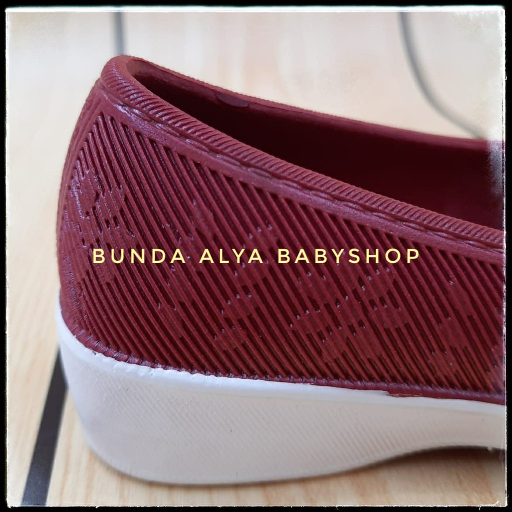 Sepatu Anak Perempuan Usia 6 Bulan 1 Tahun Size 20 - 21 Lentur - Sepatu Anak Cewek Slip On Karet Anti Licin Marun