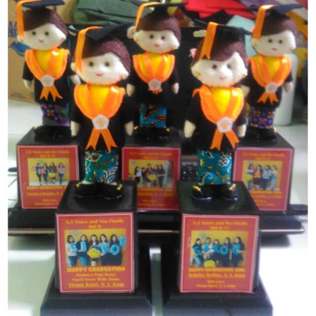 Piala wisuda non hijab