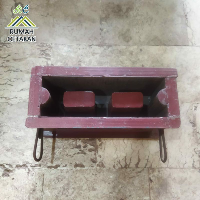 Alat cetakan batako lubang dua
