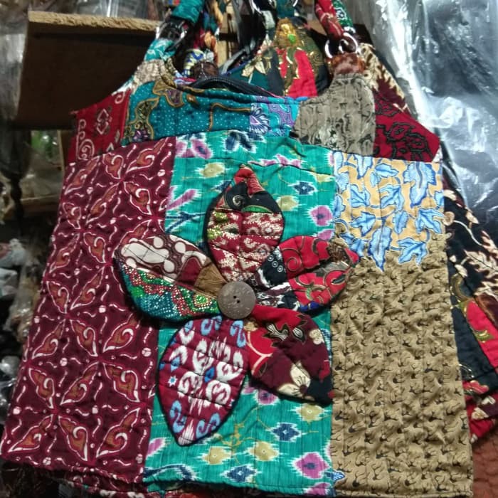 

TAS BATIK PERCA TALI KEPANG DENGAN BUNGA 38 x 33 cm - SOUVENIR MURAH