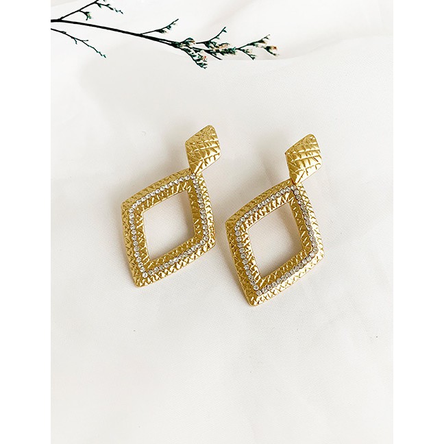 LRC Anting Tusuk Fashion Golden Diamond Stud Earrings D75027