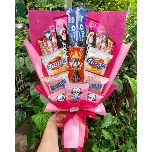 Buket BIG PINK stoberi coklat CANTIK /paket/bingkisan Snack Ulang Tahun/Ultah/ Wisuda/Kado/Hadiah