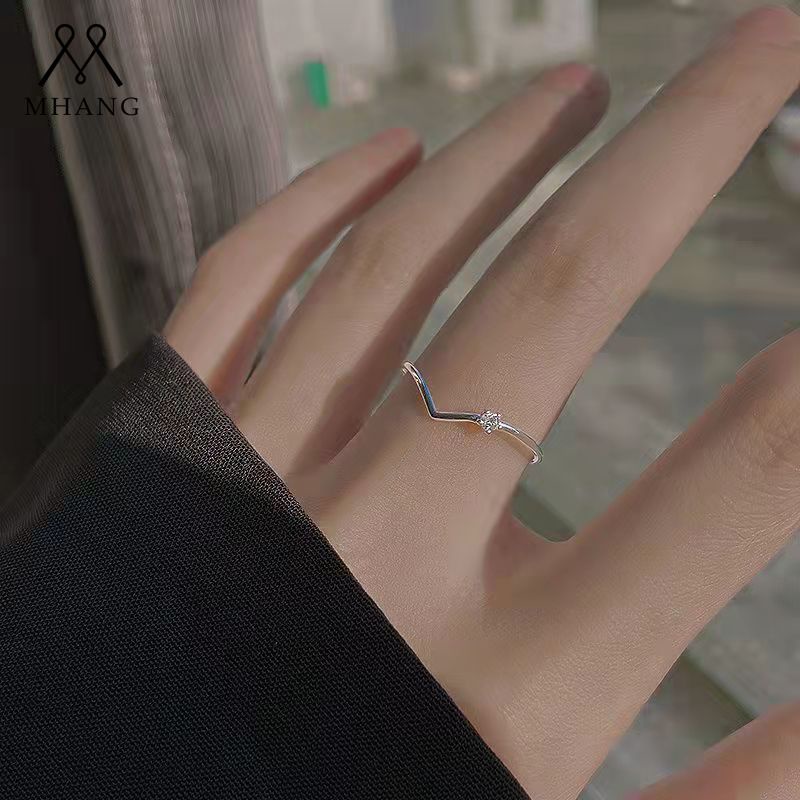 Cincin Bentuk V Aksen Berlian Bahan Tembaga Warna Silver Gaya Korea Untuk Wanita